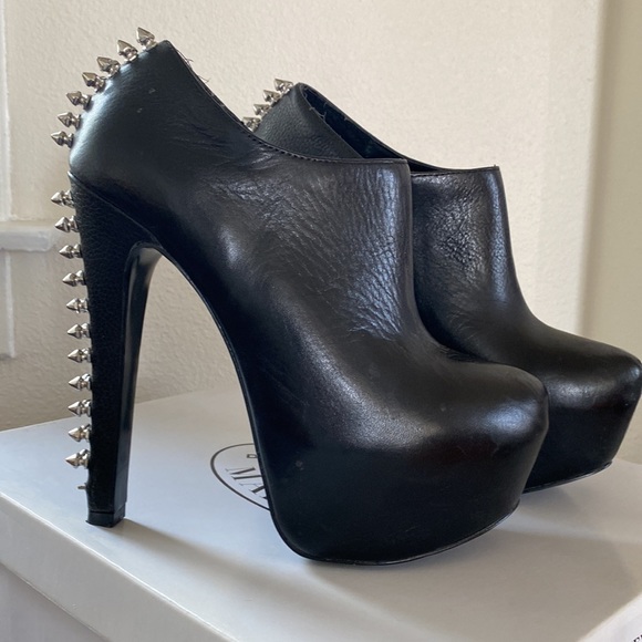 Steve Madden booties with studs - Picture 5 of 6